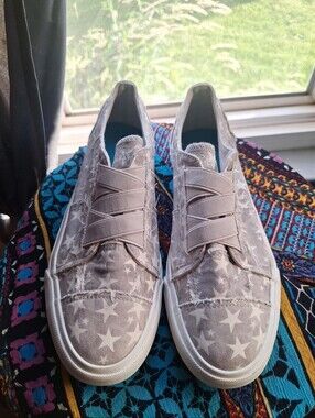 NWOB BLOW FISH Star Print Slip-On Sneakers in Light Gray